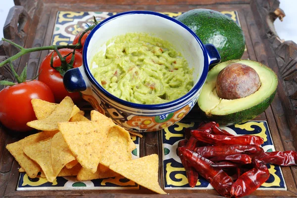 Guacamole en nachos — Stockfoto