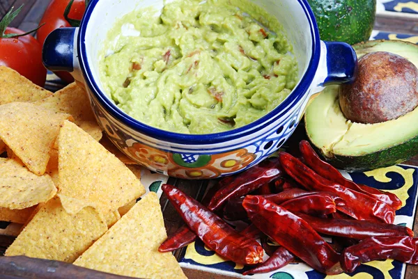 Guacamole i nachos — Zdjęcie stockowe