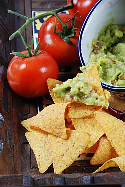 Guacamole och nachos — Stockfoto