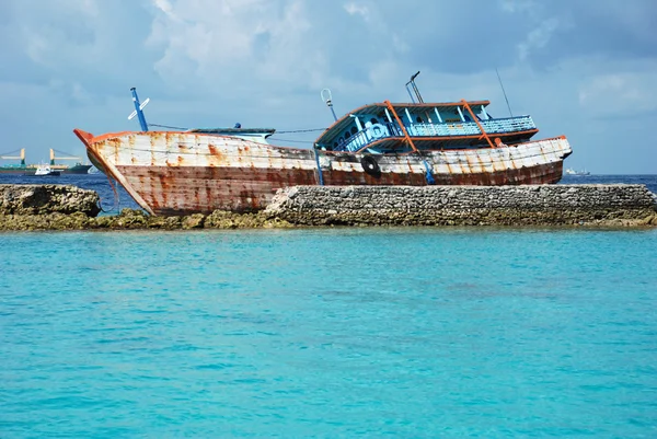 몰디브 제도에서 난파선 스톡 이미지