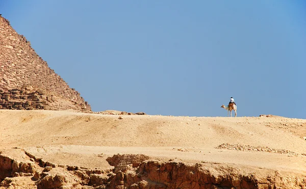 Бедуин рядом с пирамидами — стоковое фото