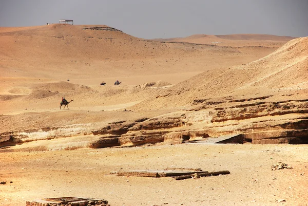 Пустыня рядом с пирамидами — стоковое фото