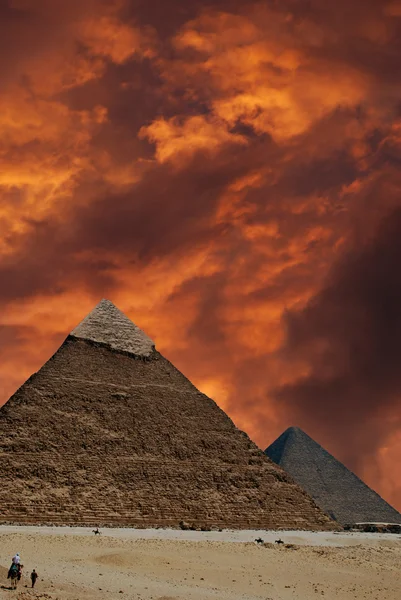 Pirámide de guiza con cielo rojo — Foto de Stock