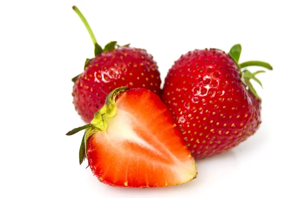 Mooie aardbeien op witte geïsoleerd — Stockfoto