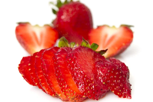 Hermosas fresas aisladas en blanco — Foto de Stock