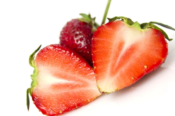 Vackra jordgubbar isolerad på vit — Stockfoto