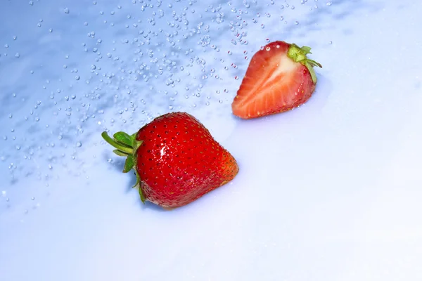 水花中的草莓 — 图库照片