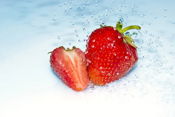 Aardbeien in waterplons — Stockfoto