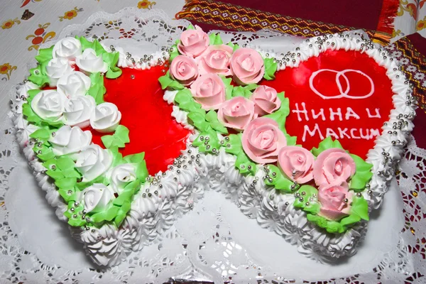 Свадебный торт в форме сердец — стоковое фото