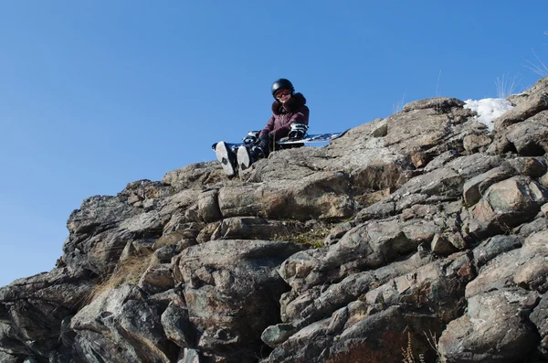 산 위에 스노우 보드와 소녀 — 스톡 사진