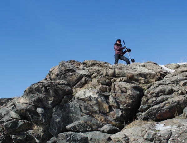 Das Mädchen mit dem Snowboard auf dem Gipfel des Berges — Stockfoto