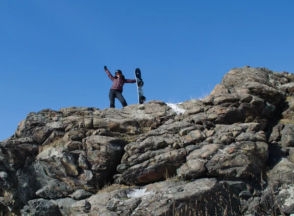 산 위에 스노우 보드와 소녀 — 스톡 사진