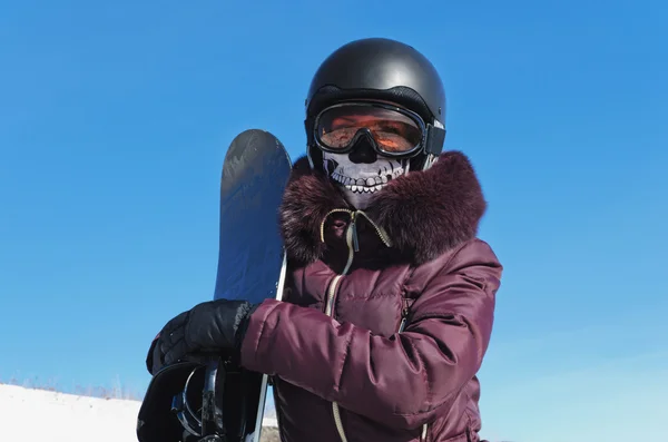 Η νεαρή γυναίκα με ένα snowboard — Φωτογραφία Αρχείου