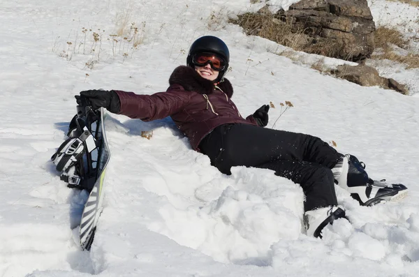 La giovane donna sorridente con il casco da sci di montagna — Foto Stock