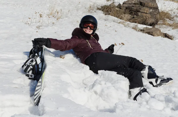 微笑着的年轻女子在山滑雪头盔 — 图库照片