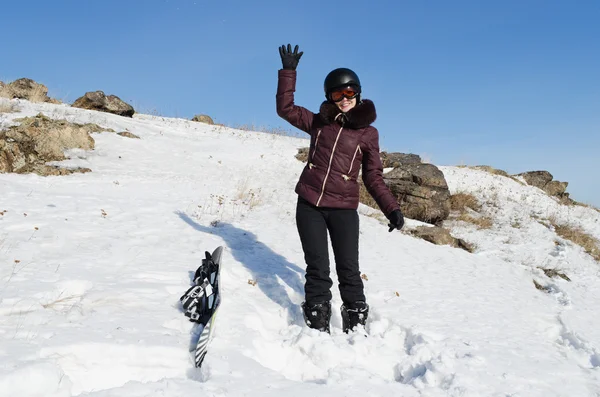 Улыбающаяся девушка в горно-лыжном шлеме — стоковое фото