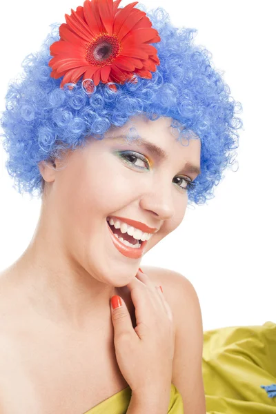 파란 머리와 함께 긍정적인 소녀 — 스톡 사진