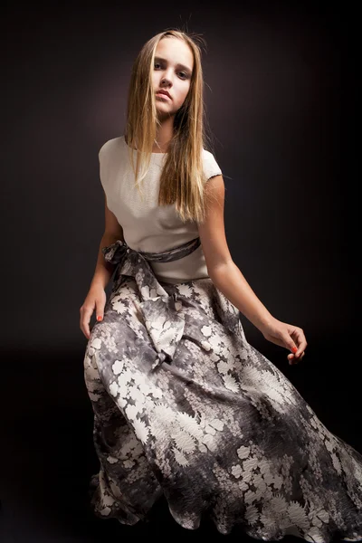 暗い背景に官能的な若い女性のファッションの肖像画 — ストック写真