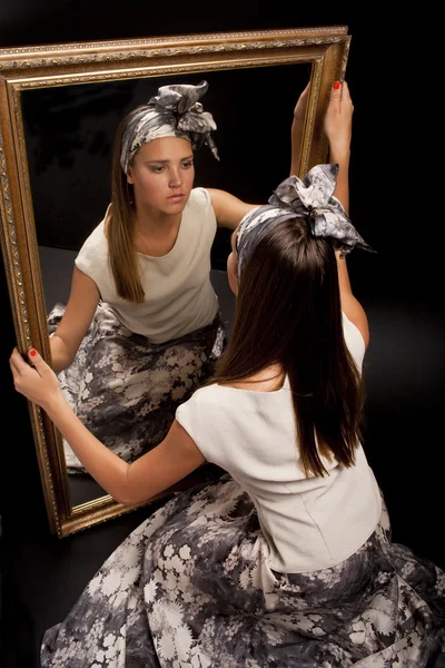 Módní portrét smyslné mladá žena na tmavém pozadí — Stock fotografie