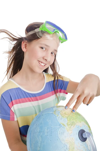 Девочка школьного возраста с глобусом — стоковое фото