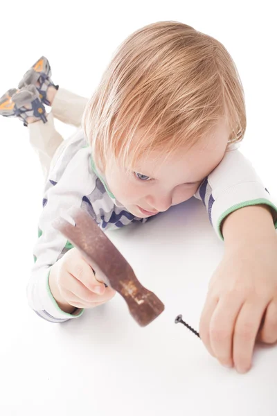 Niño con martillo y clavo —  Fotos de Stock