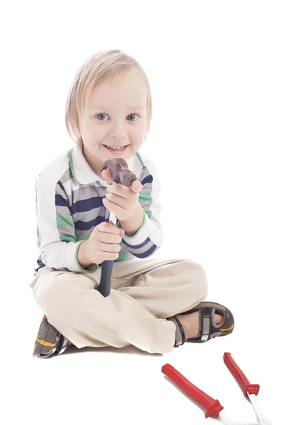 Мальчик с молотком и плоскогубцами — стоковое фото