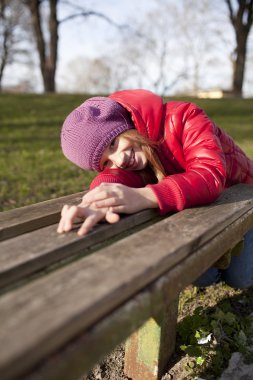 lachende leerplichtige leeftijd meisje is in het parkgülümseyen okul çağındaki kız park vardır