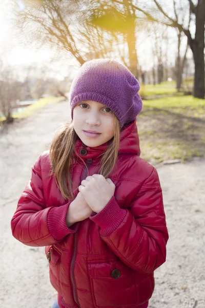 Girl holds her hands together and looking to the camera — Stock Photo, Image