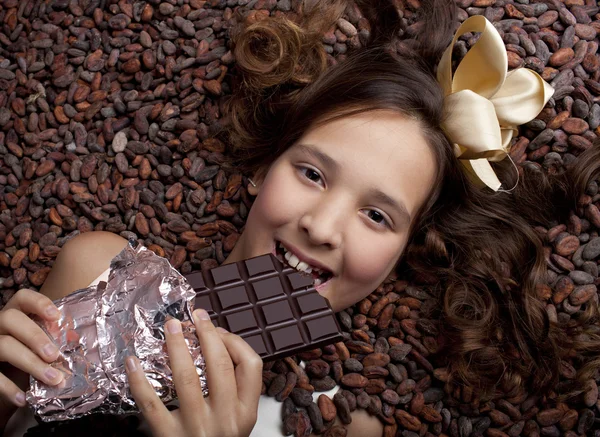 Девушка с шоколадом — стоковое фото