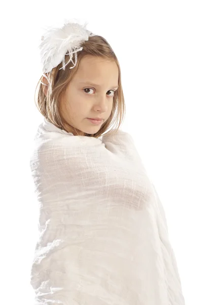 Κορίτσι κλείνει το σώμα ένα λευκό Ακρωτήρι — Φωτογραφία Αρχείου