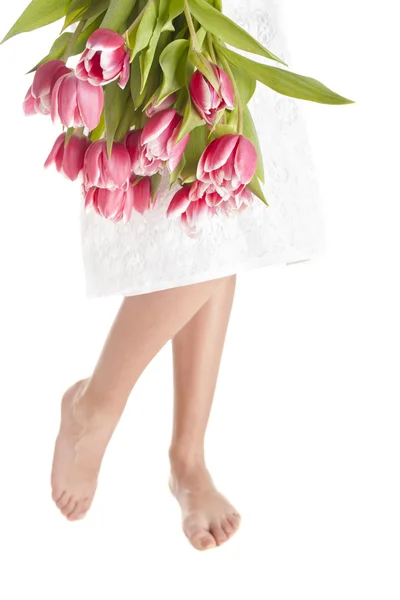Kadın bacakları ve çiçekler — Stok fotoğraf