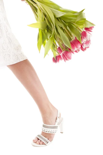 Frauenbeine und Blumen — Stockfoto