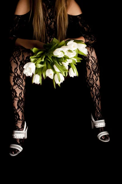Žena nohy a květiny — Stock fotografie