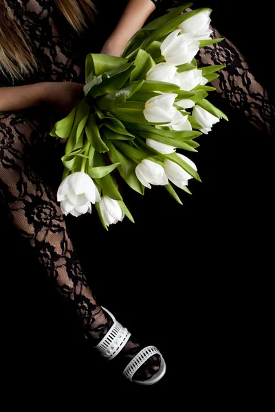 Pernas de mulher e flores — Fotografia de Stock