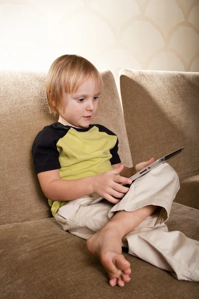 Позитивный мальчик с планшетным компьютером — стоковое фото