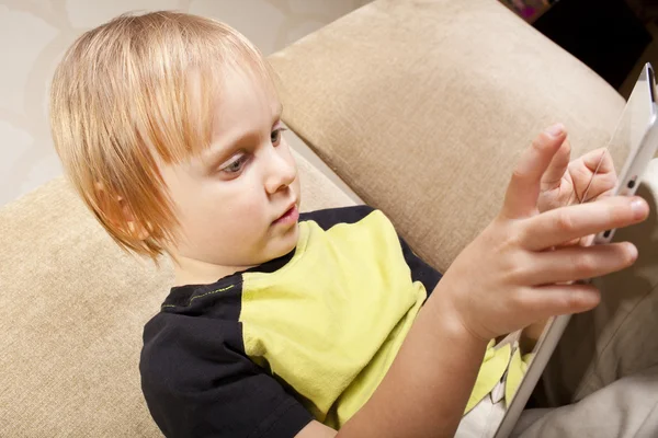 Pozitivní malý chlapec s tabletovým počítačem — Stock fotografie