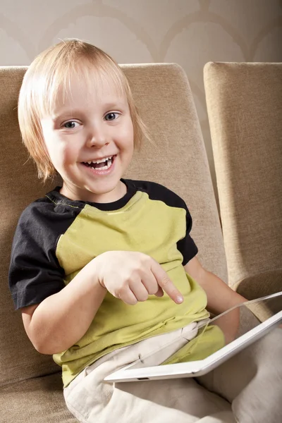 태블릿 컴퓨터와 긍정적인 작은 소년 — 스톡 사진