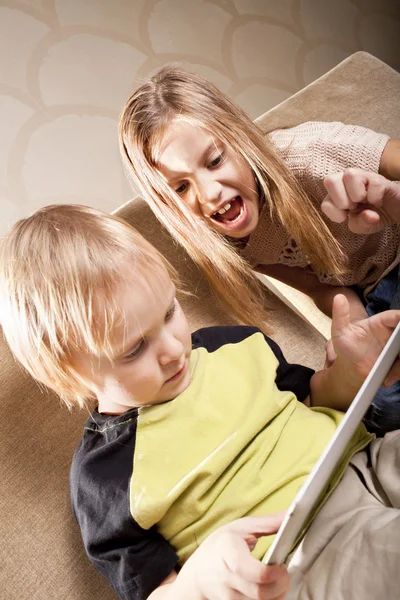 Menina e menino com computador tablet — Fotografia de Stock