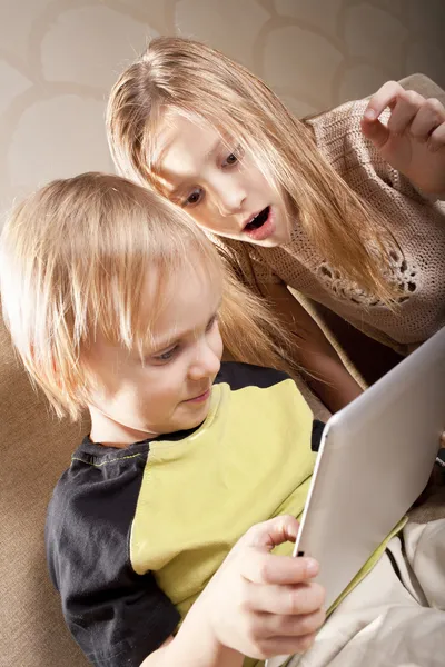 Dívka a chlapec s tabletovým počítačem — Stock fotografie