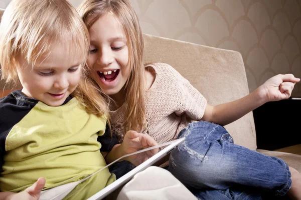 Mosolygó lány és fiú tabletta számítógép — Stock Fotó