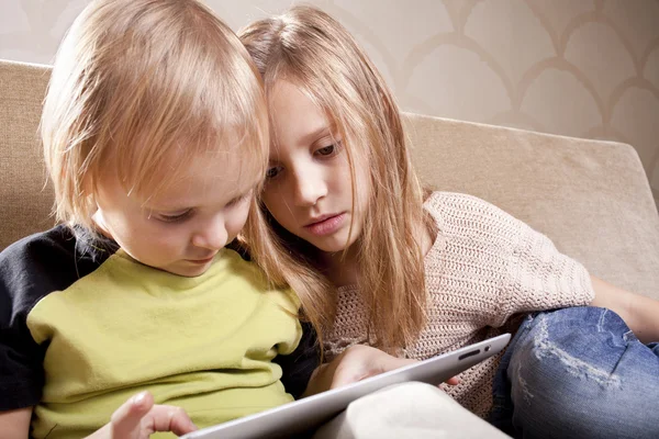 Niña y niño con tablet — Foto de Stock