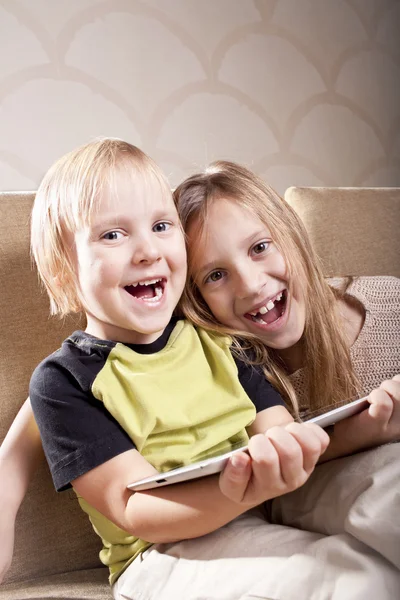 웃는 여자와 태블릿 컴퓨터와 소년 — 스톡 사진