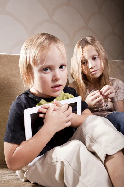 Meisje en jongen met tablet pc — Stockfoto