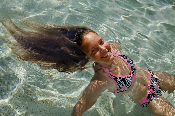 Menina nadando — Fotografia de Stock