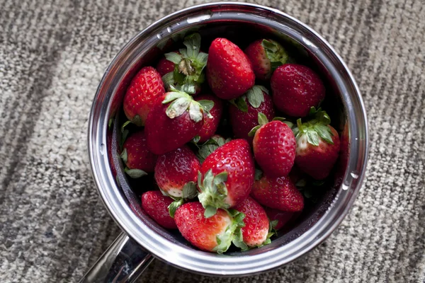 Erdbeere ist in der Pfanne — Stockfoto