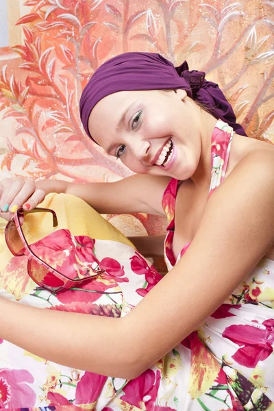 Sorridente bella ragazza con unghie colorate — Foto Stock