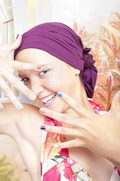 Ler vacker flicka med färgade naglar — Stockfoto