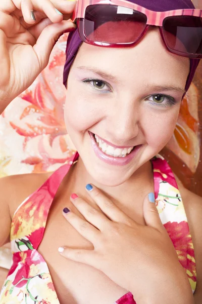 Sorrindo menina bonita com unhas coloridas — Fotografia de Stock