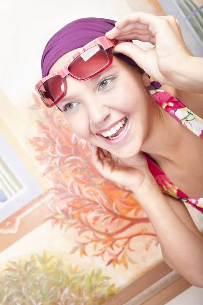 Sorridente bella ragazza con unghie colorate — Foto Stock