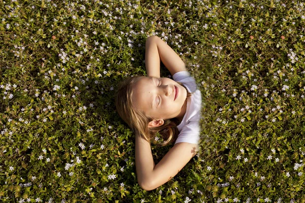 행복 한 여자는 잔디 덮개 아래 — 스톡 사진